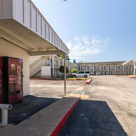 Delux Inn Wichita Falls Exterior photo