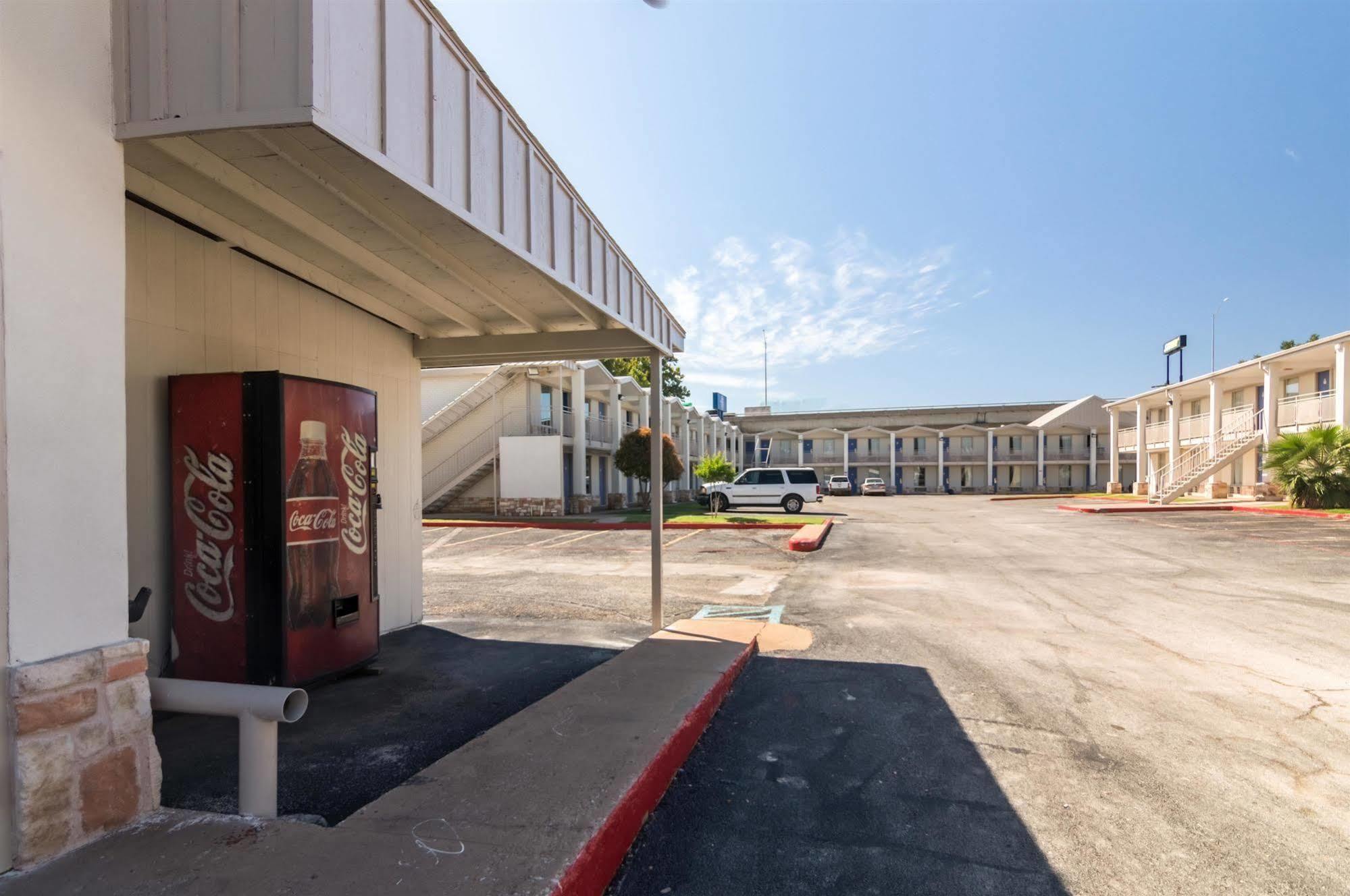 Delux Inn Wichita Falls Exterior photo